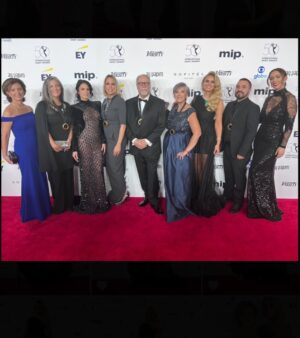 Isabella Castillo Instagram - @iemmys what an amazing night! The best company 🖤las mejores risas, las mejores charlas.. I love you guys 🤍 el #emmy Se quedó en casa @telemundo @nbcuniverso FELICIDADES 🍾🎉🎊 @karenbarroeta @mariabadillot @xcantuarias22 @zelkoland @maryblacksuarez @jackybrv @ximenaherrera7 !!!!!! 
DREAM TEAM 🤍

GLAM.

Stylist: @nessdeluna .
Dress: @alersundi .
Jewels: @iconique.jewels .
HMU: @makeupartistale .