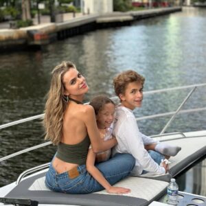 Isabella Castillo Instagram - Mi maestra de vida, mi reina,mejor amiga, my mommy. HAPPY BIRTHDAY 🤍🤍🤍 @deliadevillegas Gracias por existir ! Que Diosito te de largura de días para tenerte conmigo siempre. I LOVE YOUUUUU🤍🤍🤍✨✨✨