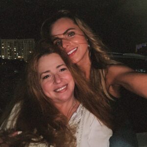 Isabella Castillo Instagram - Mi maestra de vida, mi reina,mejor amiga, my mommy. HAPPY BIRTHDAY 🤍🤍🤍 @deliadevillegas Gracias por existir ! Que Diosito te de largura de días para tenerte conmigo siempre. I LOVE YOUUUUU🤍🤍🤍✨✨✨