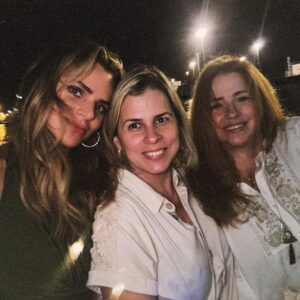 Isabella Castillo Instagram - Mi maestra de vida, mi reina,mejor amiga, my mommy. HAPPY BIRTHDAY 🤍🤍🤍 @deliadevillegas Gracias por existir ! Que Diosito te de largura de días para tenerte conmigo siempre. I LOVE YOUUUUU🤍🤍🤍✨✨✨