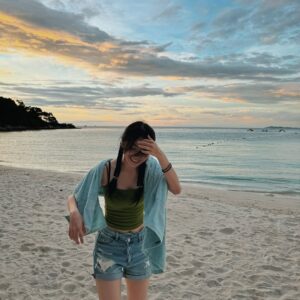 Isabella Chan Instagram - 喂，最近先成日講起，居然未試過來一場話走即走既旅行！ 
我就係好想，某夜深夜同朋友講得慶起，即刻一齊執喼然後機場見來快個閃！ ！  我整係諗下個心都有啲high .. 為左呢個計劃其實我連電話卡都買齊左….

又第二個問題喇，咁快閃去邊好呢？ 又想去泰國勁食mango糯米飯，個間海南雞飯仲有佢個苦瓜湯，然後在街上行下行下晚上回酒店前又去個超市；
又掛住峇里UBUD既寧靜，個種寧靜係令人深度休息，早上六時起床去上課都朝氣勃勃，然後下課就去按摩，日復日，仲可以食到正宗既印尼蝦片😹 

AirAsia依家開左新航線有得去沖繩🎏！ 今年6月1號就首航，我就未去過沖繩，但係都好想知究竟沖繩嘅菠蘿係咪特別好味呢😹😹😹

AirAsia全線機票75折*呀😻
⁠✈️香港/ 澳門直飛吉隆坡/ 亞庇(沙巴)/ 曼谷 (廊曼)/ 馬尼拉 / 雅加達/ 沖繩
⁠✈️中轉至馬爾代夫、喀比、長灘島、科莫多、珀斯
全球超過130個目的地，真係話走即走，走去邊都得！🌍

🔻預訂日期：即日起至2025年4月27日
🔻出發日期：2025年4月28日至11月30日（長假期、暑假期都有折！😍）
🔻標準座位選擇 75 折*及寄艙行李最高可享 5 折*，寄艙行李不限件數！
🔻機票價錢已包一件7kg手提行李🧳
🔻快啲download AirAsia MOVE或者飛去AirAsia嘅官網買飛啦！
https://air.asia/vZKYD

*優惠受條款與細則約束。

@flyairasia #FlyAirAsia #airasia #東南亞航空公司 #全球最佳低成本航空公司 #全線機票75折