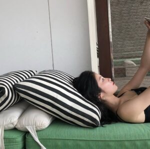 Isabella Chan Instagram - 喂，最近先成日講起，居然未試過來一場話走即走既旅行！ 
我就係好想，某夜深夜同朋友講得慶起，即刻一齊執喼然後機場見來快個閃！ ！  我整係諗下個心都有啲high .. 為左呢個計劃其實我連電話卡都買齊左….

又第二個問題喇，咁快閃去邊好呢？ 又想去泰國勁食mango糯米飯，個間海南雞飯仲有佢個苦瓜湯，然後在街上行下行下晚上回酒店前又去個超市；
又掛住峇里UBUD既寧靜，個種寧靜係令人深度休息，早上六時起床去上課都朝氣勃勃，然後下課就去按摩，日復日，仲可以食到正宗既印尼蝦片😹 

AirAsia依家開左新航線有得去沖繩🎏！ 今年6月1號就首航，我就未去過沖繩，但係都好想知究竟沖繩嘅菠蘿係咪特別好味呢😹😹😹

AirAsia全線機票75折*呀😻
⁠✈️香港/ 澳門直飛吉隆坡/ 亞庇(沙巴)/ 曼谷 (廊曼)/ 馬尼拉 / 雅加達/ 沖繩
⁠✈️中轉至馬爾代夫、喀比、長灘島、科莫多、珀斯
全球超過130個目的地，真係話走即走，走去邊都得！🌍

🔻預訂日期：即日起至2025年4月27日
🔻出發日期：2025年4月28日至11月30日（長假期、暑假期都有折！😍）
🔻標準座位選擇 75 折*及寄艙行李最高可享 5 折*，寄艙行李不限件數！
🔻機票價錢已包一件7kg手提行李🧳
🔻快啲download AirAsia MOVE或者飛去AirAsia嘅官網買飛啦！
https://air.asia/vZKYD

*優惠受條款與細則約束。

@flyairasia #FlyAirAsia #airasia #東南亞航空公司 #全球最佳低成本航空公司 #全線機票75折