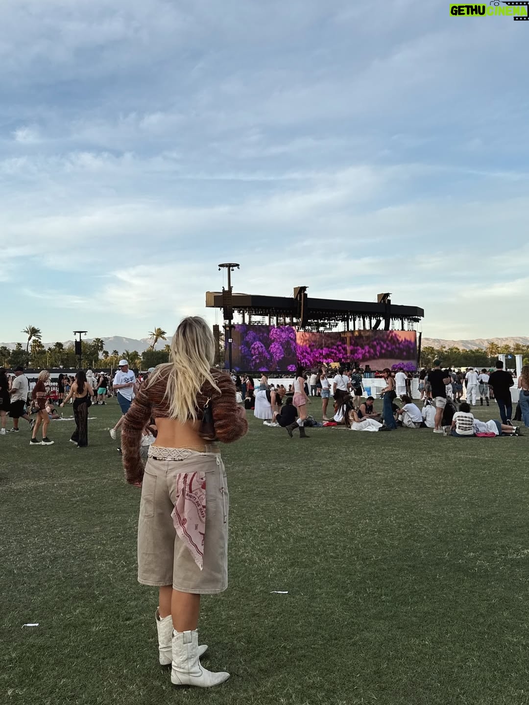 Isadee Jansen - 5.2K Likes - just another day in the desert šļø