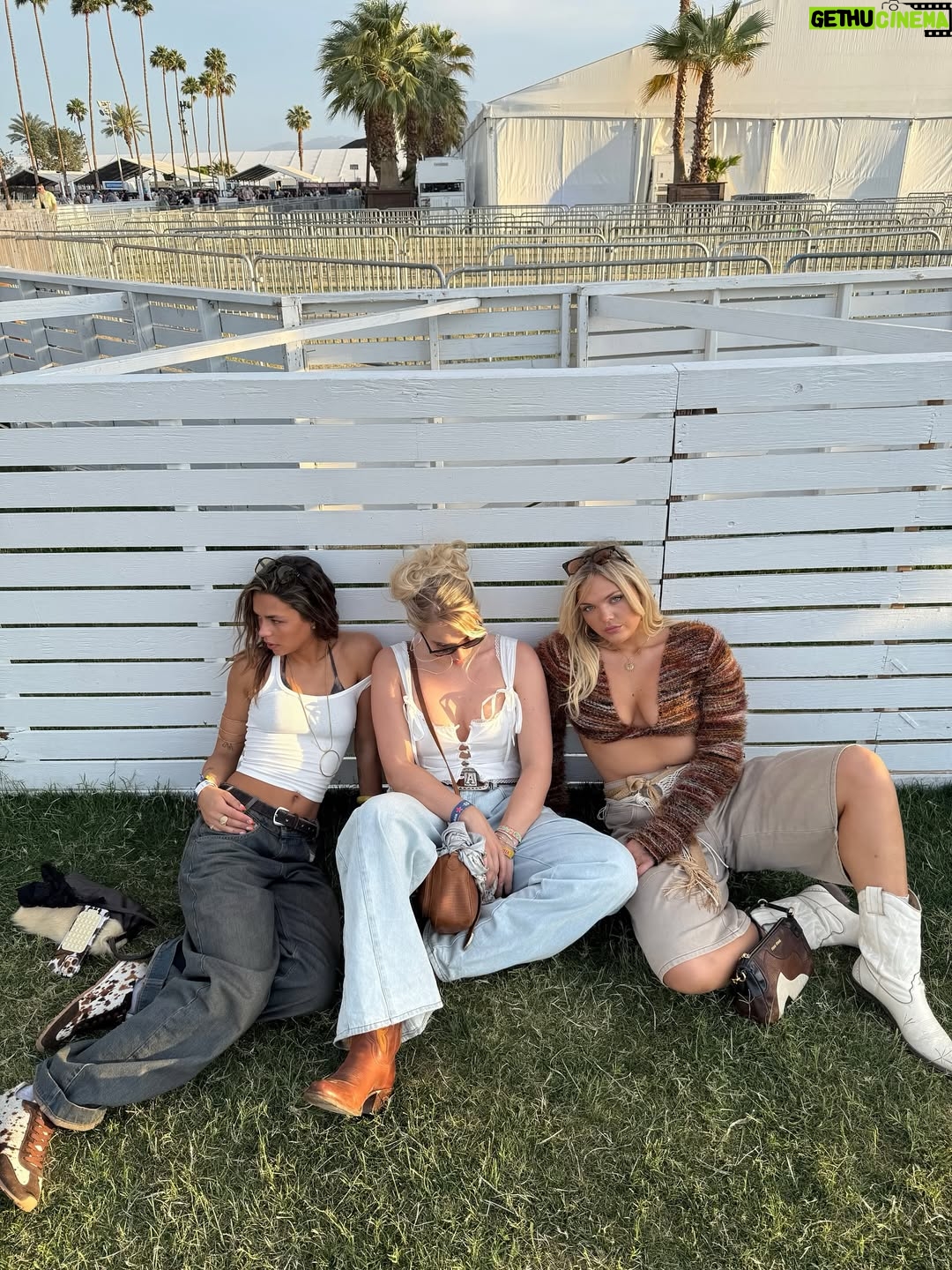 Isadee Jansen - 5.2K Likes - just another day in the desert šļø