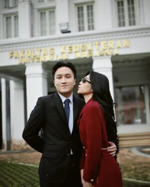 Isyana Sarasvati Instagram - CONGRATULATIONS, Sp.KJ kuuu @rayhanmaditra__ 🐹✨

Soo proud of youuu! Nemenin km dari langkah pertama di fakultas kedokteran hingga hari ini, akhirnya mami resmi menjadi seorang dokter spesialis. 13 tahun perjalanan menuntut ilmu, sama sekali ga mudah, aku melihat sendiri setiap pasang surutnya, gimana lelahnya km setiap hari, sulitnya membagi waktu antara ini dan itu, dan banyak lagi pengorbanan yang kamu lakukan untuk bisa melewati ini semua. Mami hebat, hebat piu inyo banggiu. Keteguhan hati dan semangat yang luar biasa membuat km berhasil melewati semuanya. Aku selalu percaya bahwa km diciptakan untuk hal-hal besar, dan hari ini adalah bukti nyata dari semua kerja keras dan dedikasimu.

Sekarang, waktunya km rehat sejenak dan menikmati dunia ini. Ayoo kita jalani petualangan bersama, seperti yang selalu kita impikan sejak duluu 🥳🚀✨💋🤍