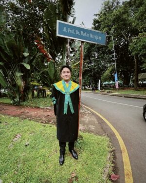 Isyana Sarasvati Instagram - CONGRATULATIONS, Sp.KJ kuuu @rayhanmaditra__ 🐹✨

Soo proud of youuu! Nemenin km dari langkah pertama di fakultas kedokteran hingga hari ini, akhirnya mami resmi menjadi seorang dokter spesialis. 13 tahun perjalanan menuntut ilmu, sama sekali ga mudah, aku melihat sendiri setiap pasang surutnya, gimana lelahnya km setiap hari, sulitnya membagi waktu antara ini dan itu, dan banyak lagi pengorbanan yang kamu lakukan untuk bisa melewati ini semua. Mami hebat, hebat piu inyo banggiu. Keteguhan hati dan semangat yang luar biasa membuat km berhasil melewati semuanya. Aku selalu percaya bahwa km diciptakan untuk hal-hal besar, dan hari ini adalah bukti nyata dari semua kerja keras dan dedikasimu.

Sekarang, waktunya km rehat sejenak dan menikmati dunia ini. Ayoo kita jalani petualangan bersama, seperti yang selalu kita impikan sejak duluu 🥳🚀✨💋🤍