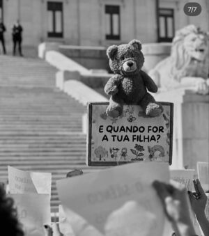 Iva Domingues Instagram - BASTA ! 
Estou farta. Estou zangada. Estou revoltada com a violência a que estamos sujeitas, todos os dias. 
Estou revoltada com a impunidade dos agressores.
Se não entendes a nossa dor, se não percebes as lágrimas desta revolta, não podes ser humano …E não não sei o que tens no lugar do teu coração .

344 mulheres violadas ente Janeiro e Setembro de 2024. 38 mulheres violadas por mês! 
TRINTA E OITO, POR MÊS !
Entre 1 de janeiro e 30 de setembro de 2024 o Observatório de Mulheres Assassinadas registou 20 femicídios consumados e 30 tentativas de femicídio. 
Entre 2022 e 2024 foram assassinadas 56 mulheres ! 
A lei tem que mudar. Os tribunais têm que mudar. As instituições têm que mudar . 

ACORDEM ! estão a matar-nos todos os dias .

( link para assinar a petição da violência contra as mulheres , na Bio )