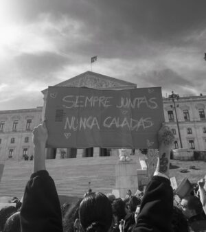Iva Domingues Instagram - BASTA ! 
Estou farta. Estou zangada. Estou revoltada com a violência a que estamos sujeitas, todos os dias. 
Estou revoltada com a impunidade dos agressores.
Se não entendes a nossa dor, se não percebes as lágrimas desta revolta, não podes ser humano …E não não sei o que tens no lugar do teu coração .

344 mulheres violadas ente Janeiro e Setembro de 2024. 38 mulheres violadas por mês! 
TRINTA E OITO, POR MÊS !
Entre 1 de janeiro e 30 de setembro de 2024 o Observatório de Mulheres Assassinadas registou 20 femicídios consumados e 30 tentativas de femicídio. 
Entre 2022 e 2024 foram assassinadas 56 mulheres ! 
A lei tem que mudar. Os tribunais têm que mudar. As instituições têm que mudar . 

ACORDEM ! estão a matar-nos todos os dias .

( link para assinar a petição da violência contra as mulheres , na Bio )
