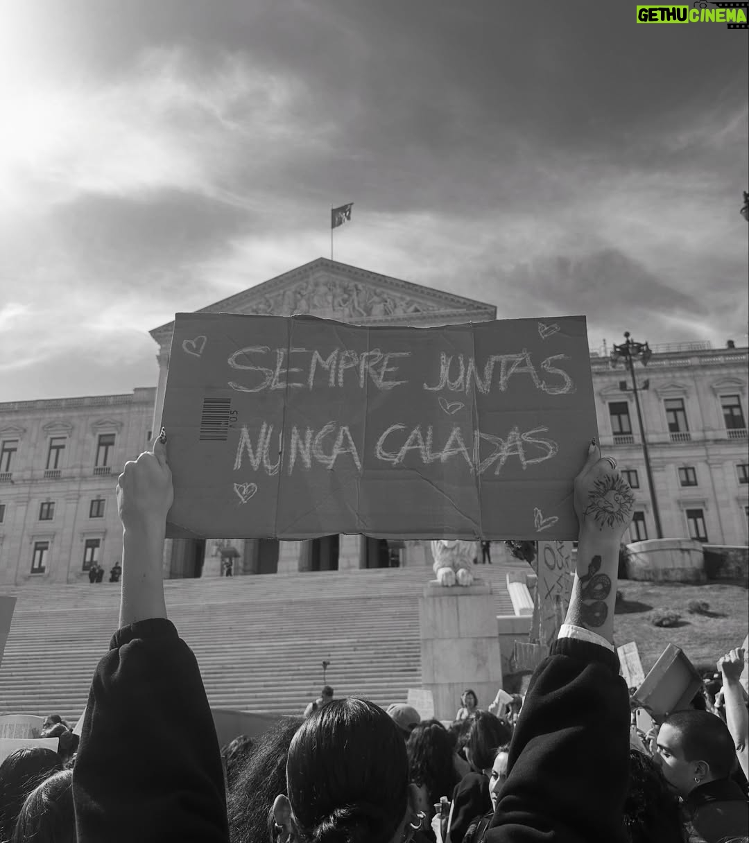 Iva Domingues - 29.1K Likes - BASTA !
Estou farta. Estou zangada. Estou revoltada com a violência a que estamos sujeitas, todos os dias.
Estou revoltada com a impunidade dos agressores.
Se não entendes a nossa dor, se não percebes as lágrimas desta revolta, não podes ser humano …E não não sei o que tens no lugar do teu coração .
344 mulheres violadas ente Janeiro e Setembro de 2024. 38 mulheres violadas por mês!
TRINTA E OITO, POR MÊS !
Entre 1 de janeiro e 30 de setembro de 2024 o Observatório de Mulheres Assassinadas registou 20 femicídios consumados e 30 tentativas de femicídio.
Entre 2022 e 2024 foram assassinadas 56 mulheres !
A lei tem que mudar. Os tribunais têm que mudar. As instituições têm que mudar .
ACORDEM ! estão a matar-nos todos os dias .
( link para assinar a petição da violência contra as mulheres , na Bio )