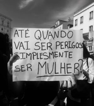 Iva Domingues Instagram - BASTA ! 
Estou farta. Estou zangada. Estou revoltada com a violência a que estamos sujeitas, todos os dias. 
Estou revoltada com a impunidade dos agressores.
Se não entendes a nossa dor, se não percebes as lágrimas desta revolta, não podes ser humano …E não não sei o que tens no lugar do teu coração .

344 mulheres violadas ente Janeiro e Setembro de 2024. 38 mulheres violadas por mês! 
TRINTA E OITO, POR MÊS !
Entre 1 de janeiro e 30 de setembro de 2024 o Observatório de Mulheres Assassinadas registou 20 femicídios consumados e 30 tentativas de femicídio. 
Entre 2022 e 2024 foram assassinadas 56 mulheres ! 
A lei tem que mudar. Os tribunais têm que mudar. As instituições têm que mudar . 

ACORDEM ! estão a matar-nos todos os dias .

( link para assinar a petição da violência contra as mulheres , na Bio )
