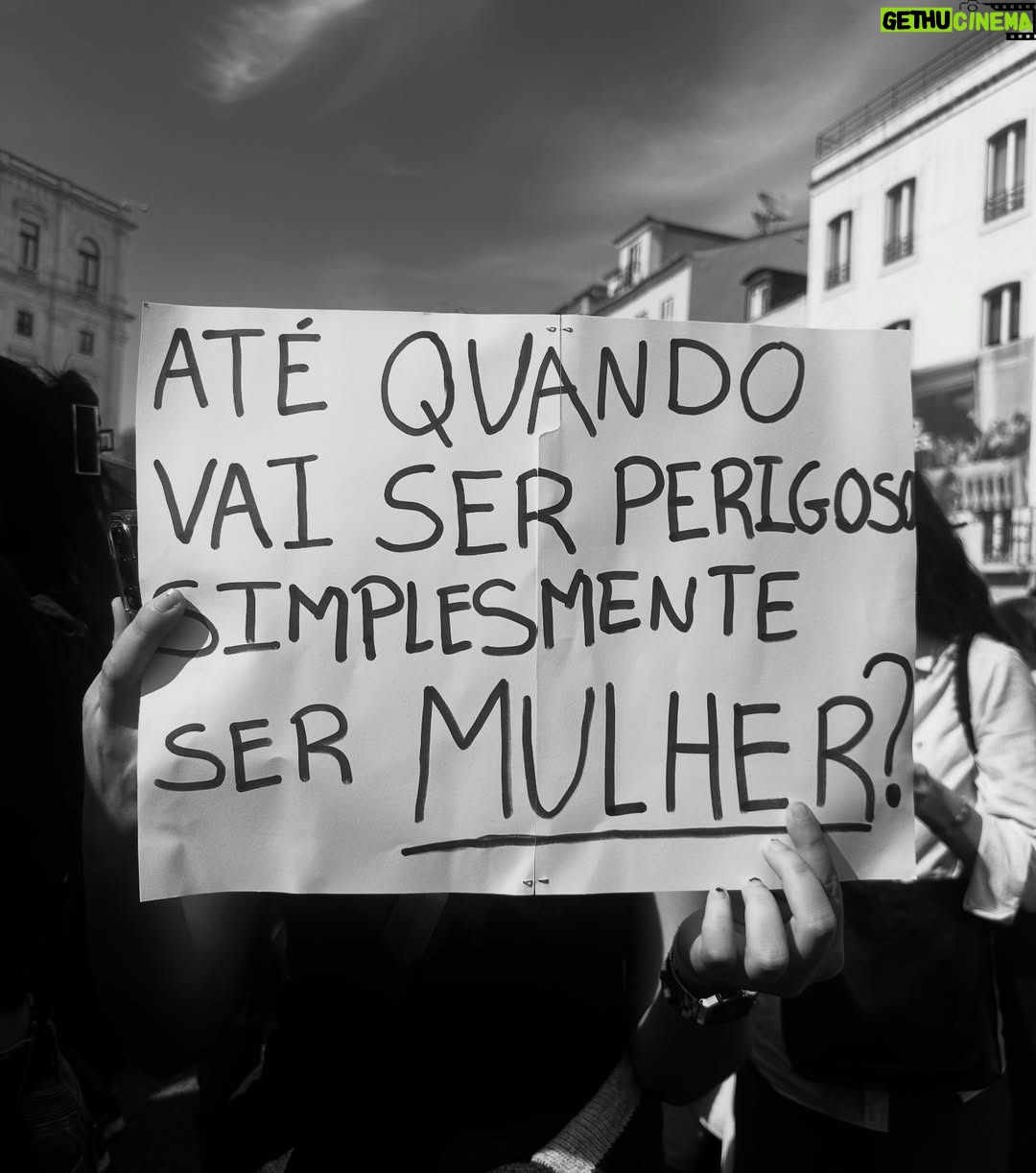 Iva Domingues - 29.1K Likes - BASTA !
Estou farta. Estou zangada. Estou revoltada com a violência a que estamos sujeitas, todos os dias.
Estou revoltada com a impunidade dos agressores.
Se não entendes a nossa dor, se não percebes as lágrimas desta revolta, não podes ser humano …E não não sei o que tens no lugar do teu coração .
344 mulheres violadas ente Janeiro e Setembro de 2024. 38 mulheres violadas por mês!
TRINTA E OITO, POR MÊS !
Entre 1 de janeiro e 30 de setembro de 2024 o Observatório de Mulheres Assassinadas registou 20 femicídios consumados e 30 tentativas de femicídio.
Entre 2022 e 2024 foram assassinadas 56 mulheres !
A lei tem que mudar. Os tribunais têm que mudar. As instituições têm que mudar .
ACORDEM ! estão a matar-nos todos os dias .
( link para assinar a petição da violência contra as mulheres , na Bio )