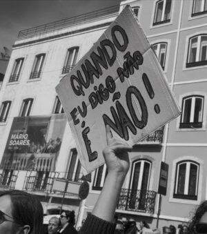 Iva Domingues Instagram - BASTA ! 
Estou farta. Estou zangada. Estou revoltada com a violência a que estamos sujeitas, todos os dias. 
Estou revoltada com a impunidade dos agressores.
Se não entendes a nossa dor, se não percebes as lágrimas desta revolta, não podes ser humano …E não não sei o que tens no lugar do teu coração .

344 mulheres violadas ente Janeiro e Setembro de 2024. 38 mulheres violadas por mês! 
TRINTA E OITO, POR MÊS !
Entre 1 de janeiro e 30 de setembro de 2024 o Observatório de Mulheres Assassinadas registou 20 femicídios consumados e 30 tentativas de femicídio. 
Entre 2022 e 2024 foram assassinadas 56 mulheres ! 
A lei tem que mudar. Os tribunais têm que mudar. As instituições têm que mudar . 

ACORDEM ! estão a matar-nos todos os dias .

( link para assinar a petição da violência contra as mulheres , na Bio )