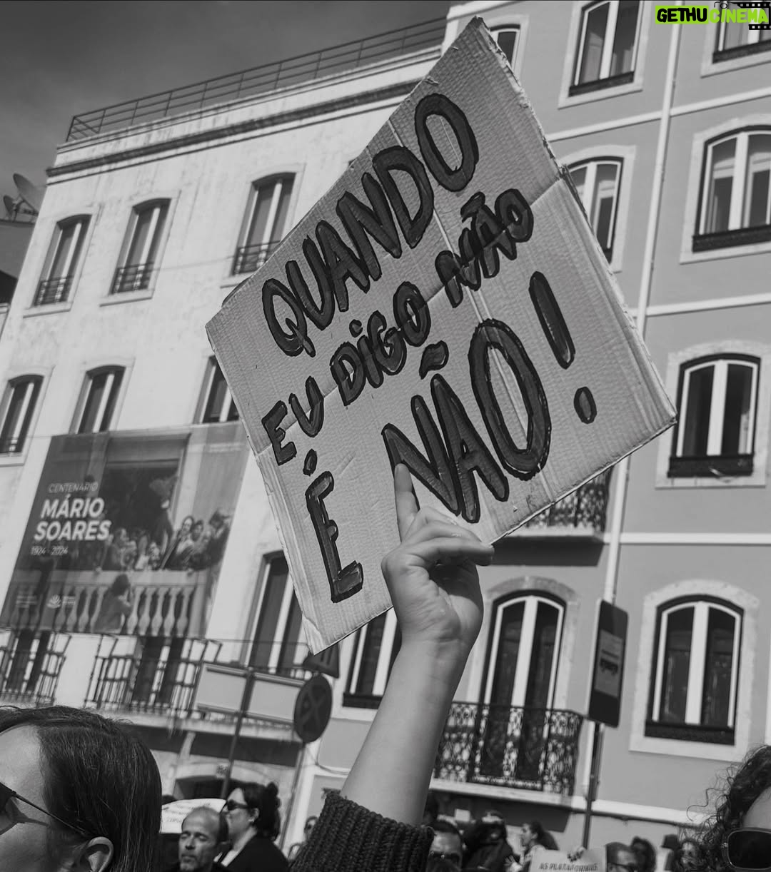 Iva Domingues - 29.1K Likes - BASTA !
Estou farta. Estou zangada. Estou revoltada com a violência a que estamos sujeitas, todos os dias.
Estou revoltada com a impunidade dos agressores.
Se não entendes a nossa dor, se não percebes as lágrimas desta revolta, não podes ser humano …E não não sei o que tens no lugar do teu coração .
344 mulheres violadas ente Janeiro e Setembro de 2024. 38 mulheres violadas por mês!
TRINTA E OITO, POR MÊS !
Entre 1 de janeiro e 30 de setembro de 2024 o Observatório de Mulheres Assassinadas registou 20 femicídios consumados e 30 tentativas de femicídio.
Entre 2022 e 2024 foram assassinadas 56 mulheres !
A lei tem que mudar. Os tribunais têm que mudar. As instituições têm que mudar .
ACORDEM ! estão a matar-nos todos os dias .
( link para assinar a petição da violência contra as mulheres , na Bio )