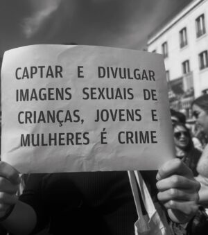 Iva Domingues Instagram - BASTA ! 
Estou farta. Estou zangada. Estou revoltada com a violência a que estamos sujeitas, todos os dias. 
Estou revoltada com a impunidade dos agressores.
Se não entendes a nossa dor, se não percebes as lágrimas desta revolta, não podes ser humano …E não não sei o que tens no lugar do teu coração .

344 mulheres violadas ente Janeiro e Setembro de 2024. 38 mulheres violadas por mês! 
TRINTA E OITO, POR MÊS !
Entre 1 de janeiro e 30 de setembro de 2024 o Observatório de Mulheres Assassinadas registou 20 femicídios consumados e 30 tentativas de femicídio. 
Entre 2022 e 2024 foram assassinadas 56 mulheres ! 
A lei tem que mudar. Os tribunais têm que mudar. As instituições têm que mudar . 

ACORDEM ! estão a matar-nos todos os dias .

( link para assinar a petição da violência contra as mulheres , na Bio )