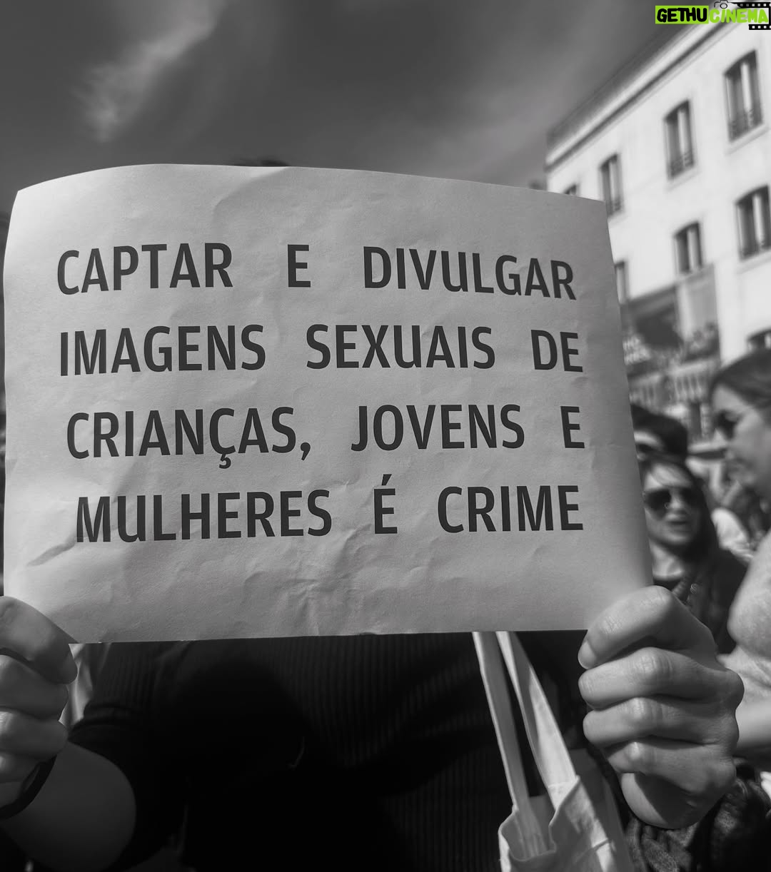 Iva Domingues - 29.1K Likes - BASTA !
Estou farta. Estou zangada. Estou revoltada com a violência a que estamos sujeitas, todos os dias.
Estou revoltada com a impunidade dos agressores.
Se não entendes a nossa dor, se não percebes as lágrimas desta revolta, não podes ser humano …E não não sei o que tens no lugar do teu coração .
344 mulheres violadas ente Janeiro e Setembro de 2024. 38 mulheres violadas por mês!
TRINTA E OITO, POR MÊS !
Entre 1 de janeiro e 30 de setembro de 2024 o Observatório de Mulheres Assassinadas registou 20 femicídios consumados e 30 tentativas de femicídio.
Entre 2022 e 2024 foram assassinadas 56 mulheres !
A lei tem que mudar. Os tribunais têm que mudar. As instituições têm que mudar .
ACORDEM ! estão a matar-nos todos os dias .
( link para assinar a petição da violência contra as mulheres , na Bio )