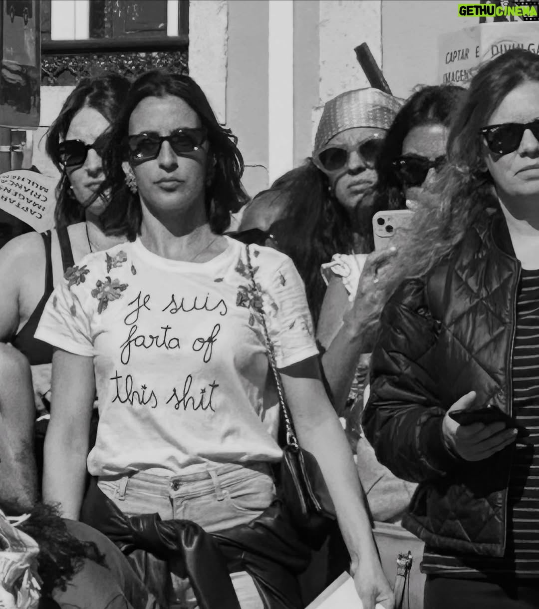 Iva Domingues - 29.1K Likes - BASTA !
Estou farta. Estou zangada. Estou revoltada com a violência a que estamos sujeitas, todos os dias.
Estou revoltada com a impunidade dos agressores.
Se não entendes a nossa dor, se não percebes as lágrimas desta revolta, não podes ser humano …E não não sei o que tens no lugar do teu coração .
344 mulheres violadas ente Janeiro e Setembro de 2024. 38 mulheres violadas por mês!
TRINTA E OITO, POR MÊS !
Entre 1 de janeiro e 30 de setembro de 2024 o Observatório de Mulheres Assassinadas registou 20 femicídios consumados e 30 tentativas de femicídio.
Entre 2022 e 2024 foram assassinadas 56 mulheres !
A lei tem que mudar. Os tribunais têm que mudar. As instituições têm que mudar .
ACORDEM ! estão a matar-nos todos os dias .
( link para assinar a petição da violência contra as mulheres , na Bio )