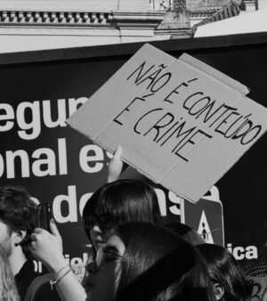 Iva Domingues Instagram - BASTA ! 
Estou farta. Estou zangada. Estou revoltada com a violência a que estamos sujeitas, todos os dias. 
Estou revoltada com a impunidade dos agressores.
Se não entendes a nossa dor, se não percebes as lágrimas desta revolta, não podes ser humano …E não não sei o que tens no lugar do teu coração .

344 mulheres violadas ente Janeiro e Setembro de 2024. 38 mulheres violadas por mês! 
TRINTA E OITO, POR MÊS !
Entre 1 de janeiro e 30 de setembro de 2024 o Observatório de Mulheres Assassinadas registou 20 femicídios consumados e 30 tentativas de femicídio. 
Entre 2022 e 2024 foram assassinadas 56 mulheres ! 
A lei tem que mudar. Os tribunais têm que mudar. As instituições têm que mudar . 

ACORDEM ! estão a matar-nos todos os dias .

( link para assinar a petição da violência contra as mulheres , na Bio )
