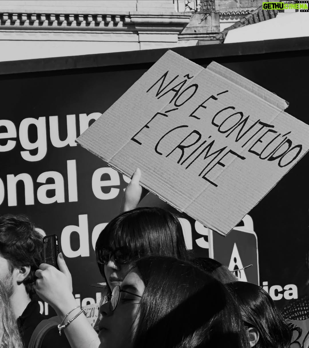 Iva Domingues - 29.1K Likes - BASTA !
Estou farta. Estou zangada. Estou revoltada com a violência a que estamos sujeitas, todos os dias.
Estou revoltada com a impunidade dos agressores.
Se não entendes a nossa dor, se não percebes as lágrimas desta revolta, não podes ser humano …E não não sei o que tens no lugar do teu coração .
344 mulheres violadas ente Janeiro e Setembro de 2024. 38 mulheres violadas por mês!
TRINTA E OITO, POR MÊS !
Entre 1 de janeiro e 30 de setembro de 2024 o Observatório de Mulheres Assassinadas registou 20 femicídios consumados e 30 tentativas de femicídio.
Entre 2022 e 2024 foram assassinadas 56 mulheres !
A lei tem que mudar. Os tribunais têm que mudar. As instituições têm que mudar .
ACORDEM ! estão a matar-nos todos os dias .
( link para assinar a petição da violência contra as mulheres , na Bio )
