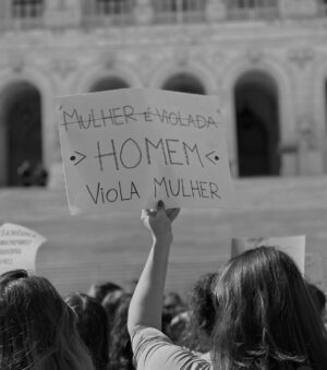 Iva Domingues Instagram - BASTA ! 
Estou farta. Estou zangada. Estou revoltada com a violência a que estamos sujeitas, todos os dias. 
Estou revoltada com a impunidade dos agressores.
Se não entendes a nossa dor, se não percebes as lágrimas desta revolta, não podes ser humano …E não não sei o que tens no lugar do teu coração .

344 mulheres violadas ente Janeiro e Setembro de 2024. 38 mulheres violadas por mês! 
TRINTA E OITO, POR MÊS !
Entre 1 de janeiro e 30 de setembro de 2024 o Observatório de Mulheres Assassinadas registou 20 femicídios consumados e 30 tentativas de femicídio. 
Entre 2022 e 2024 foram assassinadas 56 mulheres ! 
A lei tem que mudar. Os tribunais têm que mudar. As instituições têm que mudar . 

ACORDEM ! estão a matar-nos todos os dias .

( link para assinar a petição da violência contra as mulheres , na Bio )