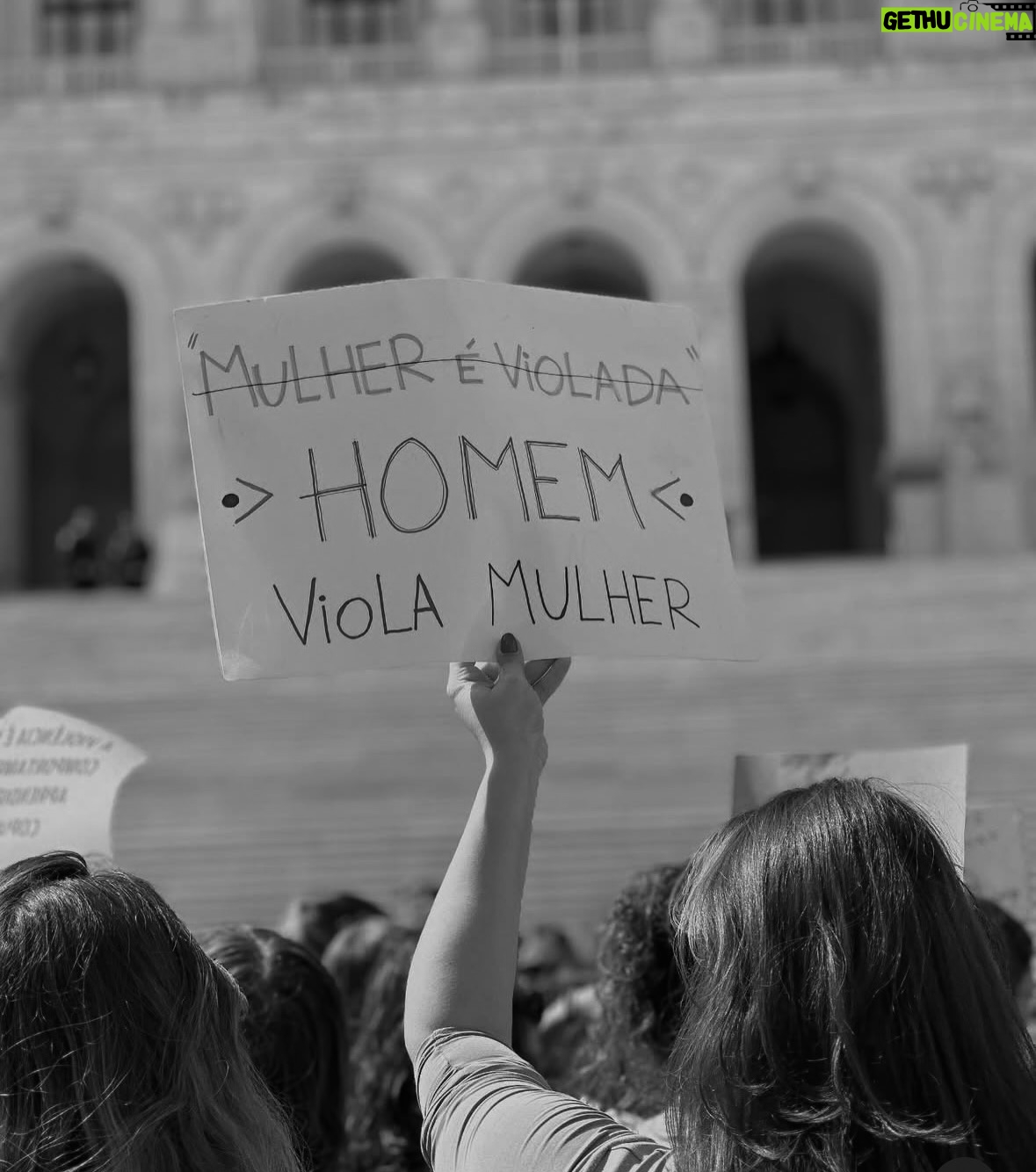 Iva Domingues - 29.1K Likes - BASTA !
Estou farta. Estou zangada. Estou revoltada com a violência a que estamos sujeitas, todos os dias.
Estou revoltada com a impunidade dos agressores.
Se não entendes a nossa dor, se não percebes as lágrimas desta revolta, não podes ser humano …E não não sei o que tens no lugar do teu coração .
344 mulheres violadas ente Janeiro e Setembro de 2024. 38 mulheres violadas por mês!
TRINTA E OITO, POR MÊS !
Entre 1 de janeiro e 30 de setembro de 2024 o Observatório de Mulheres Assassinadas registou 20 femicídios consumados e 30 tentativas de femicídio.
Entre 2022 e 2024 foram assassinadas 56 mulheres !
A lei tem que mudar. Os tribunais têm que mudar. As instituições têm que mudar .
ACORDEM ! estão a matar-nos todos os dias .
( link para assinar a petição da violência contra as mulheres , na Bio )