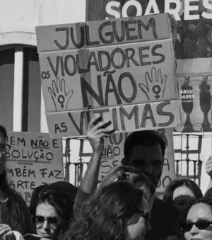 Iva Domingues Instagram - BASTA ! 
Estou farta. Estou zangada. Estou revoltada com a violência a que estamos sujeitas, todos os dias. 
Estou revoltada com a impunidade dos agressores.
Se não entendes a nossa dor, se não percebes as lágrimas desta revolta, não podes ser humano …E não não sei o que tens no lugar do teu coração .

344 mulheres violadas ente Janeiro e Setembro de 2024. 38 mulheres violadas por mês! 
TRINTA E OITO, POR MÊS !
Entre 1 de janeiro e 30 de setembro de 2024 o Observatório de Mulheres Assassinadas registou 20 femicídios consumados e 30 tentativas de femicídio. 
Entre 2022 e 2024 foram assassinadas 56 mulheres ! 
A lei tem que mudar. Os tribunais têm que mudar. As instituições têm que mudar . 

ACORDEM ! estão a matar-nos todos os dias .

( link para assinar a petição da violência contra as mulheres , na Bio )