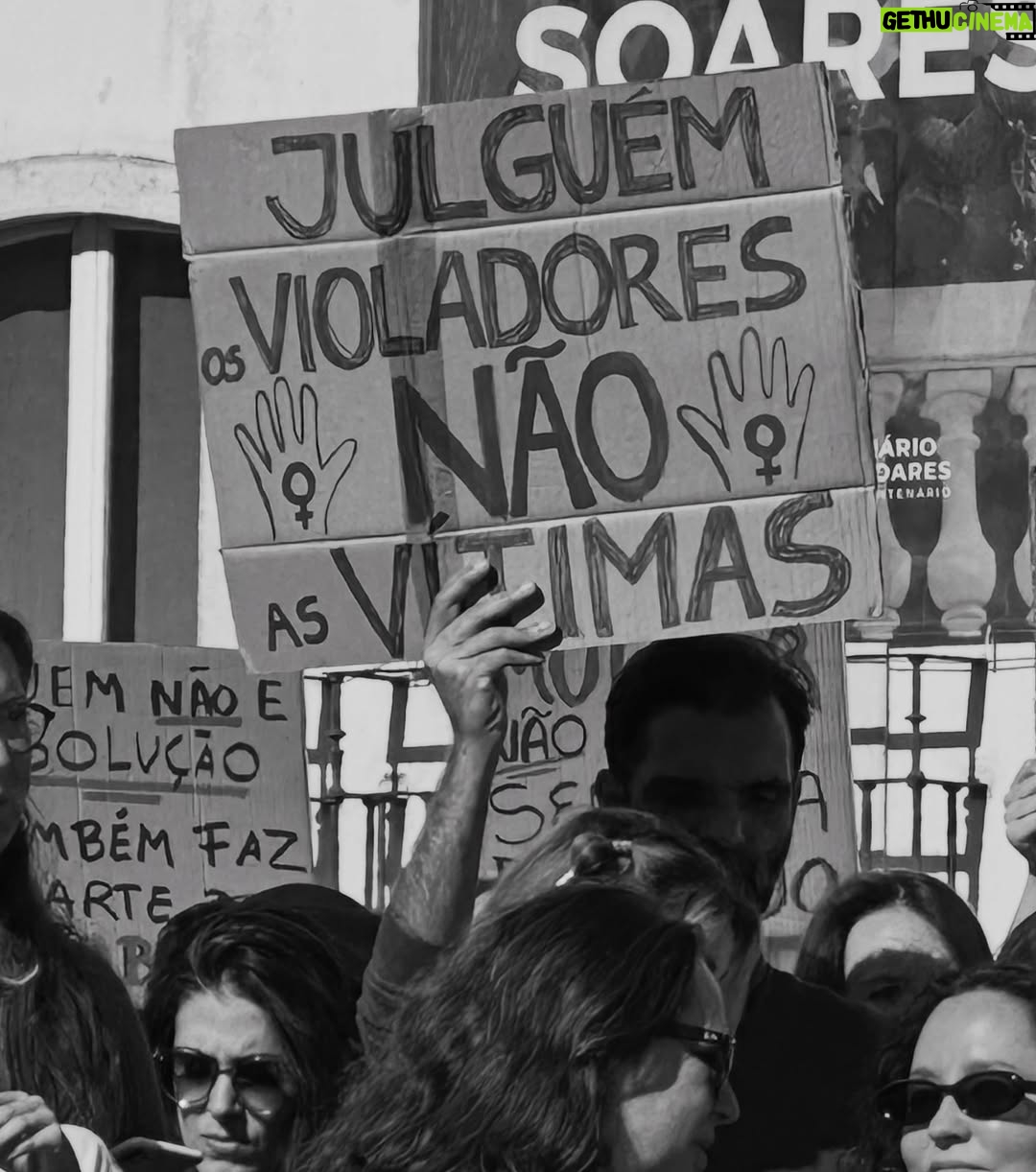 Iva Domingues - 29.1K Likes - BASTA !
Estou farta. Estou zangada. Estou revoltada com a violência a que estamos sujeitas, todos os dias.
Estou revoltada com a impunidade dos agressores.
Se não entendes a nossa dor, se não percebes as lágrimas desta revolta, não podes ser humano …E não não sei o que tens no lugar do teu coração .
344 mulheres violadas ente Janeiro e Setembro de 2024. 38 mulheres violadas por mês!
TRINTA E OITO, POR MÊS !
Entre 1 de janeiro e 30 de setembro de 2024 o Observatório de Mulheres Assassinadas registou 20 femicídios consumados e 30 tentativas de femicídio.
Entre 2022 e 2024 foram assassinadas 56 mulheres !
A lei tem que mudar. Os tribunais têm que mudar. As instituições têm que mudar .
ACORDEM ! estão a matar-nos todos os dias .
( link para assinar a petição da violência contra as mulheres , na Bio )