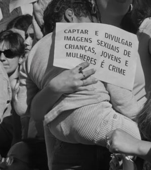 Iva Domingues Instagram - BASTA ! 
Estou farta. Estou zangada. Estou revoltada com a violência a que estamos sujeitas, todos os dias. 
Estou revoltada com a impunidade dos agressores.
Se não entendes a nossa dor, se não percebes as lágrimas desta revolta, não podes ser humano …E não não sei o que tens no lugar do teu coração .

344 mulheres violadas ente Janeiro e Setembro de 2024. 38 mulheres violadas por mês! 
TRINTA E OITO, POR MÊS !
Entre 1 de janeiro e 30 de setembro de 2024 o Observatório de Mulheres Assassinadas registou 20 femicídios consumados e 30 tentativas de femicídio. 
Entre 2022 e 2024 foram assassinadas 56 mulheres ! 
A lei tem que mudar. Os tribunais têm que mudar. As instituições têm que mudar . 

ACORDEM ! estão a matar-nos todos os dias .

( link para assinar a petição da violência contra as mulheres , na Bio )