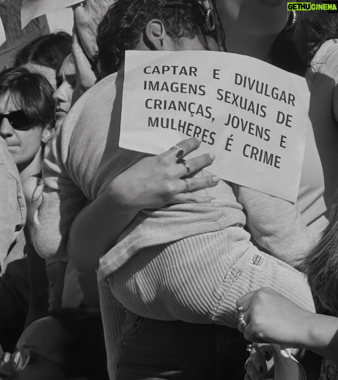Iva Domingues - 29.1K Likes - BASTA !
Estou farta. Estou zangada. Estou revoltada com a violência a que estamos sujeitas, todos os dias.
Estou revoltada com a impunidade dos agressores.
Se não entendes a nossa dor, se não percebes as lágrimas desta revolta, não podes ser humano …E não não sei o que tens no lugar do teu coração .
344 mulheres violadas ente Janeiro e Setembro de 2024. 38 mulheres violadas por mês!
TRINTA E OITO, POR MÊS !
Entre 1 de janeiro e 30 de setembro de 2024 o Observatório de Mulheres Assassinadas registou 20 femicídios consumados e 30 tentativas de femicídio.
Entre 2022 e 2024 foram assassinadas 56 mulheres !
A lei tem que mudar. Os tribunais têm que mudar. As instituições têm que mudar .
ACORDEM ! estão a matar-nos todos os dias .
( link para assinar a petição da violência contra as mulheres , na Bio )