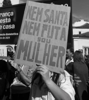 Iva Domingues Instagram - BASTA ! 
Estou farta. Estou zangada. Estou revoltada com a violência a que estamos sujeitas, todos os dias. 
Estou revoltada com a impunidade dos agressores.
Se não entendes a nossa dor, se não percebes as lágrimas desta revolta, não podes ser humano …E não não sei o que tens no lugar do teu coração .

344 mulheres violadas ente Janeiro e Setembro de 2024. 38 mulheres violadas por mês! 
TRINTA E OITO, POR MÊS !
Entre 1 de janeiro e 30 de setembro de 2024 o Observatório de Mulheres Assassinadas registou 20 femicídios consumados e 30 tentativas de femicídio. 
Entre 2022 e 2024 foram assassinadas 56 mulheres ! 
A lei tem que mudar. Os tribunais têm que mudar. As instituições têm que mudar . 

ACORDEM ! estão a matar-nos todos os dias .

( link para assinar a petição da violência contra as mulheres , na Bio )