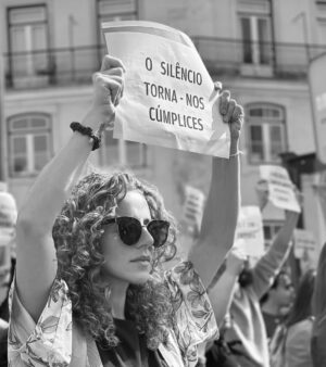 Iva Domingues Instagram - BASTA ! 
Estou farta. Estou zangada. Estou revoltada com a violência a que estamos sujeitas, todos os dias. 
Estou revoltada com a impunidade dos agressores.
Se não entendes a nossa dor, se não percebes as lágrimas desta revolta, não podes ser humano …E não não sei o que tens no lugar do teu coração .

344 mulheres violadas ente Janeiro e Setembro de 2024. 38 mulheres violadas por mês! 
TRINTA E OITO, POR MÊS !
Entre 1 de janeiro e 30 de setembro de 2024 o Observatório de Mulheres Assassinadas registou 20 femicídios consumados e 30 tentativas de femicídio. 
Entre 2022 e 2024 foram assassinadas 56 mulheres ! 
A lei tem que mudar. Os tribunais têm que mudar. As instituições têm que mudar . 

ACORDEM ! estão a matar-nos todos os dias .

( link para assinar a petição da violência contra as mulheres , na Bio )