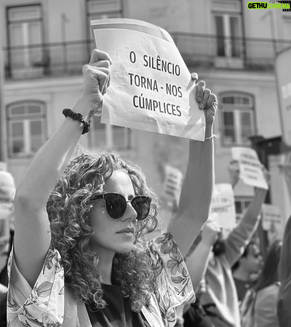 Iva Domingues - 29.1K Likes - BASTA !
Estou farta. Estou zangada. Estou revoltada com a violência a que estamos sujeitas, todos os dias.
Estou revoltada com a impunidade dos agressores.
Se não entendes a nossa dor, se não percebes as lágrimas desta revolta, não podes ser humano …E não não sei o que tens no lugar do teu coração .
344 mulheres violadas ente Janeiro e Setembro de 2024. 38 mulheres violadas por mês!
TRINTA E OITO, POR MÊS !
Entre 1 de janeiro e 30 de setembro de 2024 o Observatório de Mulheres Assassinadas registou 20 femicídios consumados e 30 tentativas de femicídio.
Entre 2022 e 2024 foram assassinadas 56 mulheres !
A lei tem que mudar. Os tribunais têm que mudar. As instituições têm que mudar .
ACORDEM ! estão a matar-nos todos os dias .
( link para assinar a petição da violência contra as mulheres , na Bio )