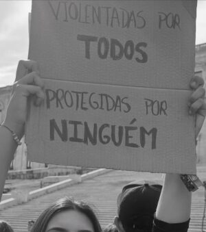 Iva Domingues Instagram - BASTA ! 
Estou farta. Estou zangada. Estou revoltada com a violência a que estamos sujeitas, todos os dias. 
Estou revoltada com a impunidade dos agressores.
Se não entendes a nossa dor, se não percebes as lágrimas desta revolta, não podes ser humano …E não não sei o que tens no lugar do teu coração .

344 mulheres violadas ente Janeiro e Setembro de 2024. 38 mulheres violadas por mês! 
TRINTA E OITO, POR MÊS !
Entre 1 de janeiro e 30 de setembro de 2024 o Observatório de Mulheres Assassinadas registou 20 femicídios consumados e 30 tentativas de femicídio. 
Entre 2022 e 2024 foram assassinadas 56 mulheres ! 
A lei tem que mudar. Os tribunais têm que mudar. As instituições têm que mudar . 

ACORDEM ! estão a matar-nos todos os dias .

( link para assinar a petição da violência contra as mulheres , na Bio )