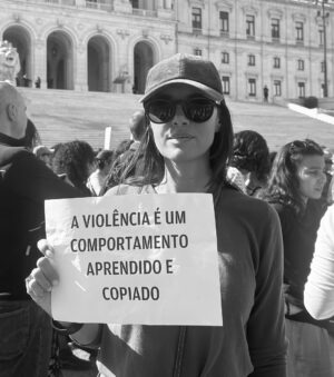 Iva Domingues Instagram - BASTA ! 
Estou farta. Estou zangada. Estou revoltada com a violência a que estamos sujeitas, todos os dias. 
Estou revoltada com a impunidade dos agressores.
Se não entendes a nossa dor, se não percebes as lágrimas desta revolta, não podes ser humano …E não não sei o que tens no lugar do teu coração .

344 mulheres violadas ente Janeiro e Setembro de 2024. 38 mulheres violadas por mês! 
TRINTA E OITO, POR MÊS !
Entre 1 de janeiro e 30 de setembro de 2024 o Observatório de Mulheres Assassinadas registou 20 femicídios consumados e 30 tentativas de femicídio. 
Entre 2022 e 2024 foram assassinadas 56 mulheres ! 
A lei tem que mudar. Os tribunais têm que mudar. As instituições têm que mudar . 

ACORDEM ! estão a matar-nos todos os dias .

( link para assinar a petição da violência contra as mulheres , na Bio )