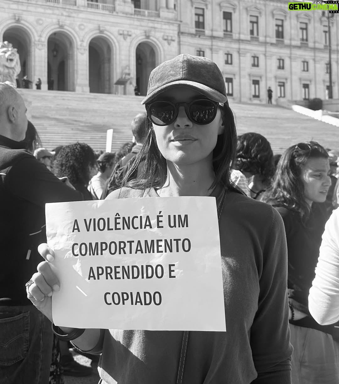 Iva Domingues - 29.1K Likes - BASTA !
Estou farta. Estou zangada. Estou revoltada com a violência a que estamos sujeitas, todos os dias.
Estou revoltada com a impunidade dos agressores.
Se não entendes a nossa dor, se não percebes as lágrimas desta revolta, não podes ser humano …E não não sei o que tens no lugar do teu coração .
344 mulheres violadas ente Janeiro e Setembro de 2024. 38 mulheres violadas por mês!
TRINTA E OITO, POR MÊS !
Entre 1 de janeiro e 30 de setembro de 2024 o Observatório de Mulheres Assassinadas registou 20 femicídios consumados e 30 tentativas de femicídio.
Entre 2022 e 2024 foram assassinadas 56 mulheres !
A lei tem que mudar. Os tribunais têm que mudar. As instituições têm que mudar .
ACORDEM ! estão a matar-nos todos os dias .
( link para assinar a petição da violência contra as mulheres , na Bio )