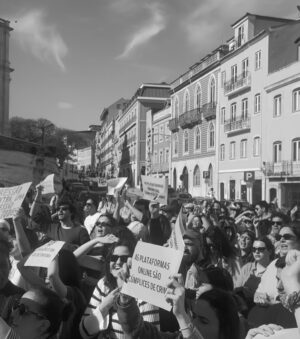 Iva Domingues Instagram - BASTA ! 
Estou farta. Estou zangada. Estou revoltada com a violência a que estamos sujeitas, todos os dias. 
Estou revoltada com a impunidade dos agressores.
Se não entendes a nossa dor, se não percebes as lágrimas desta revolta, não podes ser humano …E não não sei o que tens no lugar do teu coração .

344 mulheres violadas ente Janeiro e Setembro de 2024. 38 mulheres violadas por mês! 
TRINTA E OITO, POR MÊS !
Entre 1 de janeiro e 30 de setembro de 2024 o Observatório de Mulheres Assassinadas registou 20 femicídios consumados e 30 tentativas de femicídio. 
Entre 2022 e 2024 foram assassinadas 56 mulheres ! 
A lei tem que mudar. Os tribunais têm que mudar. As instituições têm que mudar . 

ACORDEM ! estão a matar-nos todos os dias .

( link para assinar a petição da violência contra as mulheres , na Bio )