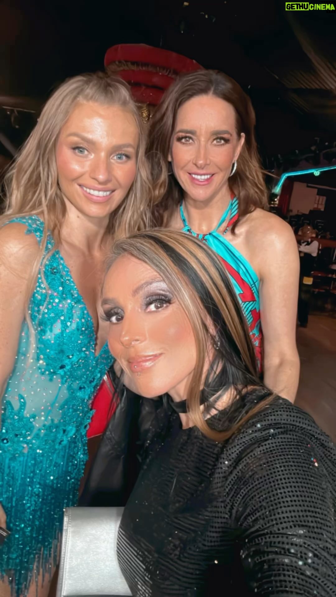 Ivonne Montero - 4.1K Likes - Familia, hoy se cierra la temporada de @aventureramusical en el salón Los Ángeles no se pierdan la increíble puesta en escena. Muchísimas felicidades @irinabaeva por tu trabajo de verdad y con el corazón te lo digo Estás espectacular.. un Super elenco, músicos, bailarines, grandes estrellas, enorme Producción y compañía. felicidades. Gracias por la invitación.. y con mi bella y lo menos talentosa @susanagonzalezdr gran aventurera también en su momento.. 🤗🎶💃🏻
🤩💃🏻💞🦋✨