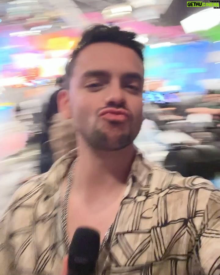 Ivonne Montero - 5.3K Likes - Familiaaaaaa, que bonita historia ha sido esta canción, les dejamos unos detrás de cámaras pa celebrar los 50k en spotify de “Si Me Dejas” 🥹
Sigan escuchándola, bailándola, disfrutándola ❤️🔥