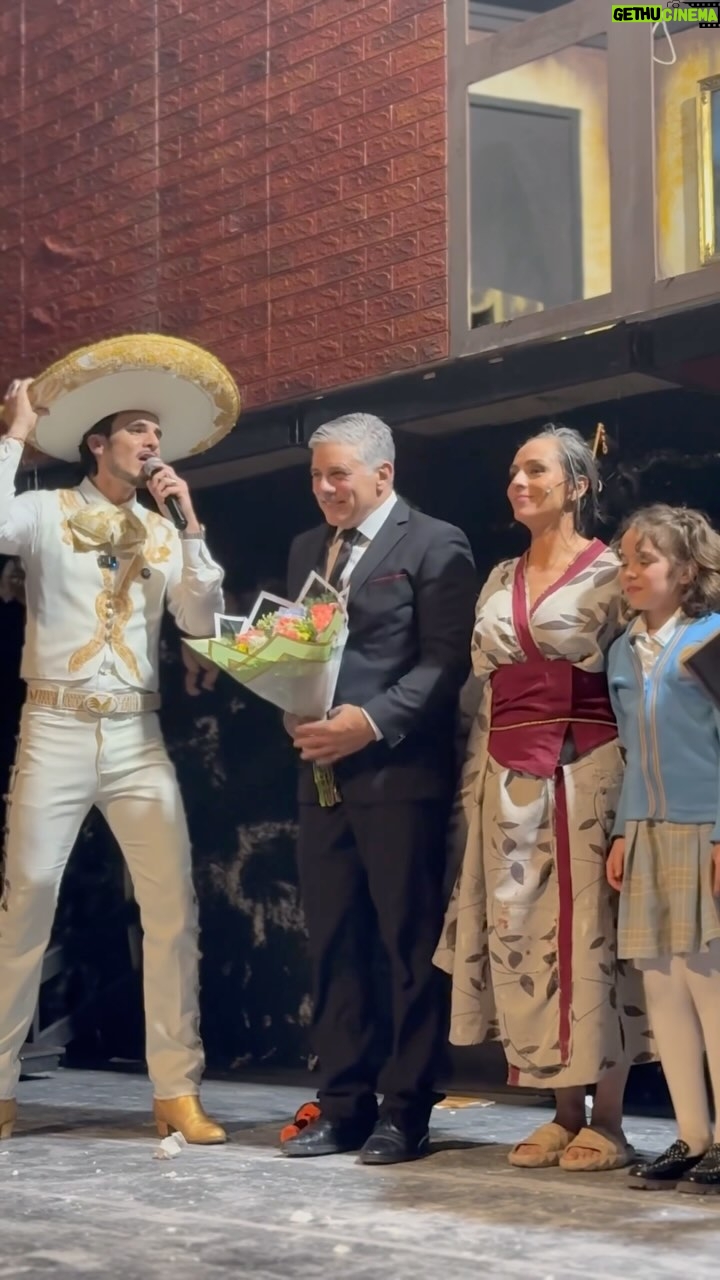 Ivonne Montero - 4.2K Likes - #alegrandocorazones❤️
2da. Parte de la serenata a @pacodelaofe de parte de mi querida @ivonnemonteroof despedida de @elsotanoobraoficial
.
.
#eduardobarajas #ivonnemontero #pacodelao #serenata #teatro
.
@mariachiimperial2000
@elconceptodejunior 📹
@javofonck