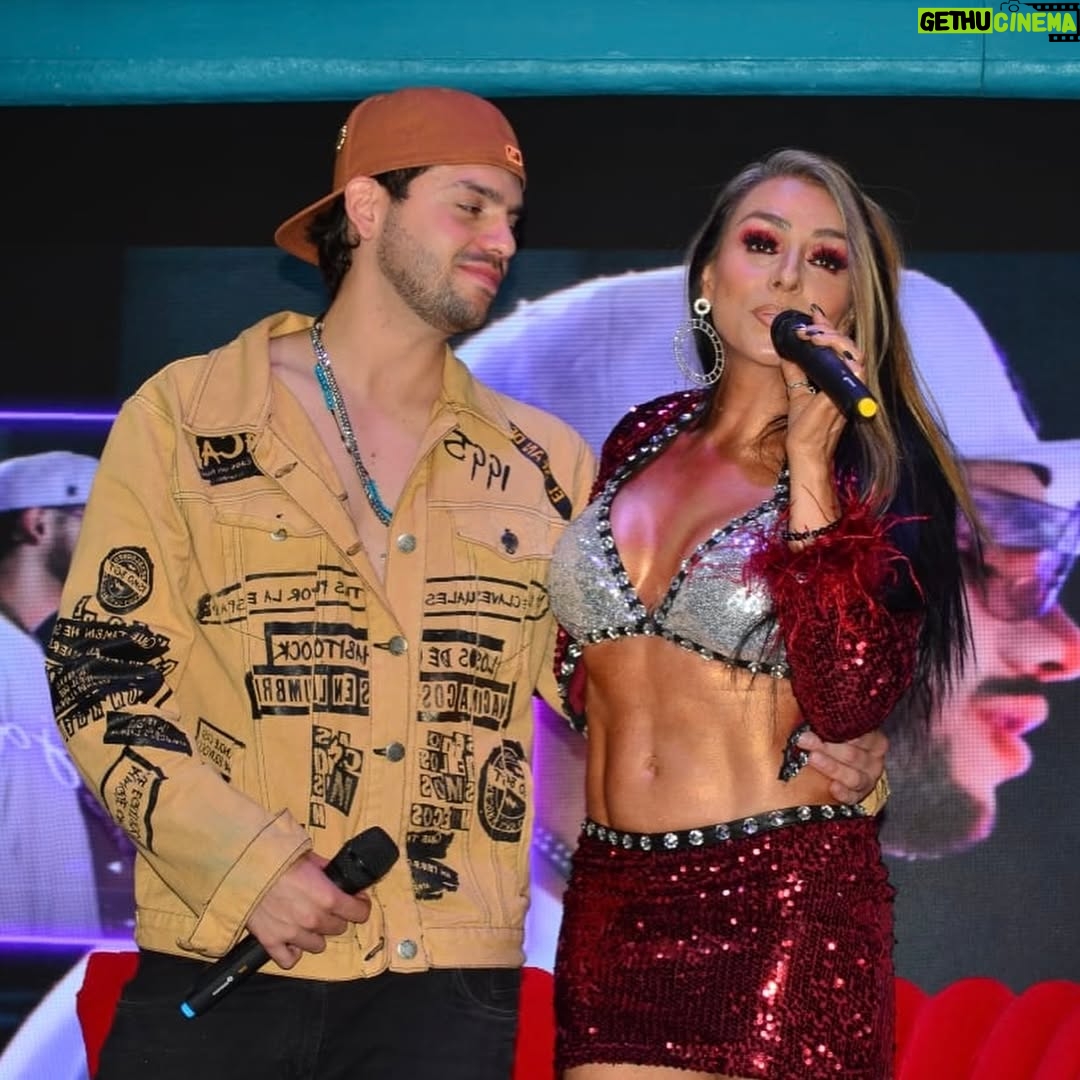 Ivonne Montero - 7.2K Likes - Ayer presentamos esta bachata picosa ante la prensa mexicana y fuimos felices❤️🔥🇲🇽
(La última foto no nos deja mentir)
Muchas gracias @vickylopeztv @startmusiccol @happymanagementmx @luisrobertovangardance @nuevoteatroversalles
#SiMeDejas #bachata #prensa