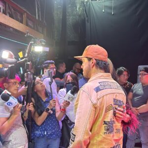 Ivonne Montero Instagram - Ayer presentamos esta bachata picosa ante la prensa mexicana y fuimos felices❤️‍🔥🇲🇽 
(La última foto no nos deja mentir) 
Muchas gracias @vickylopeztv @startmusiccol @happymanagementmx @luisrobertovangardance  @nuevoteatroversalles 
#SiMeDejas #bachata #prensa