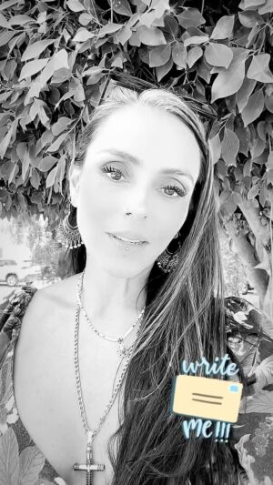 Ivonne Montero Instagram - Quedo pendiente Familia 💇🏻‍♀️💇🏻‍♀️💇🏻‍♀️💇🏻‍♀️
@eltesorodeantonella@yahoo.com
✨🦋✨