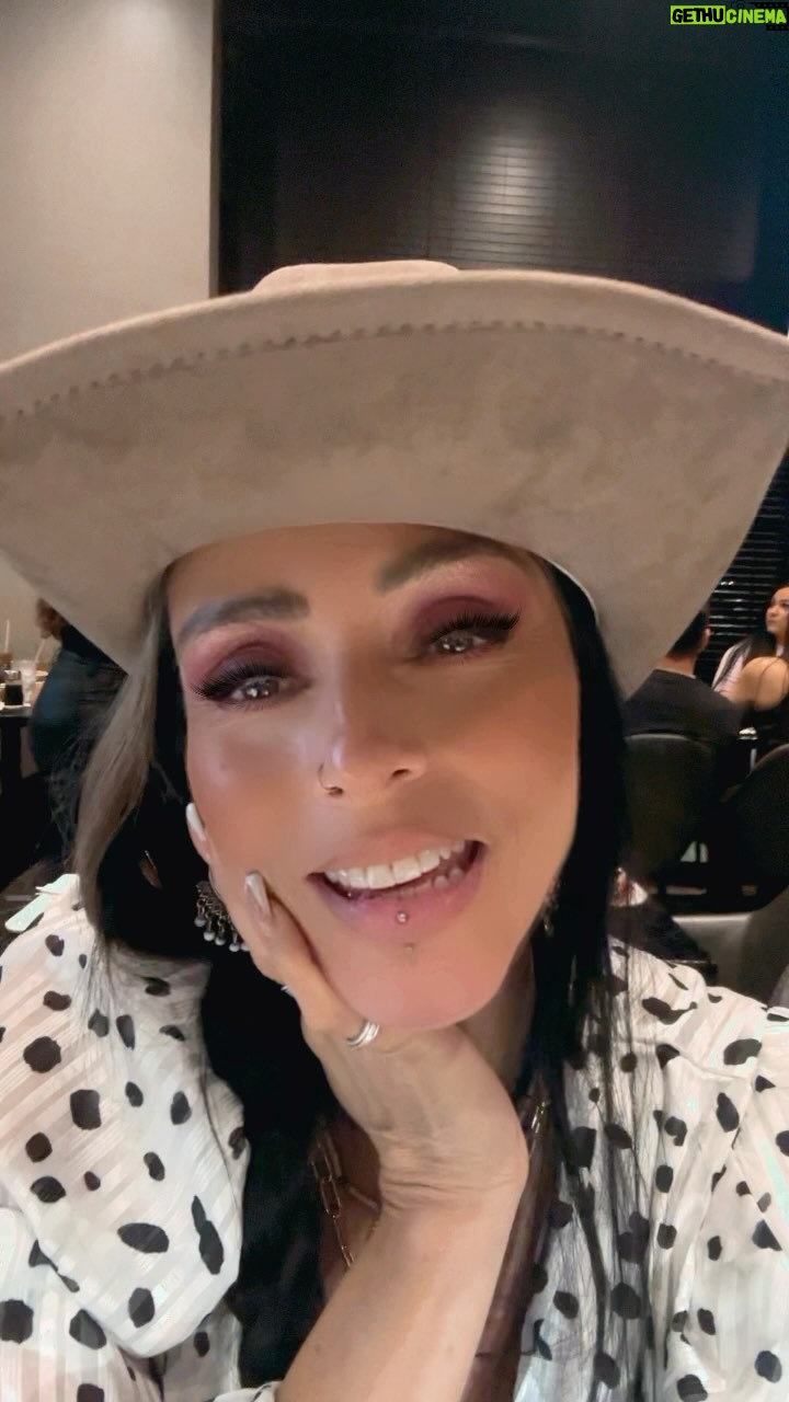 Ivonne Montero - 3.9K Likes - No se subió mi mensaje para las todas las Mamis.. ando batallando con la señal, pero aquí va de nuevo.. MUCHAS FELICIDADES REINAS HERMOSAS DEL MUNDO ENTERO!! 💋✨🌹
Valiosas todas, auténticas y JAMÁS IGUALADAS en su más Divina y natural esencia..