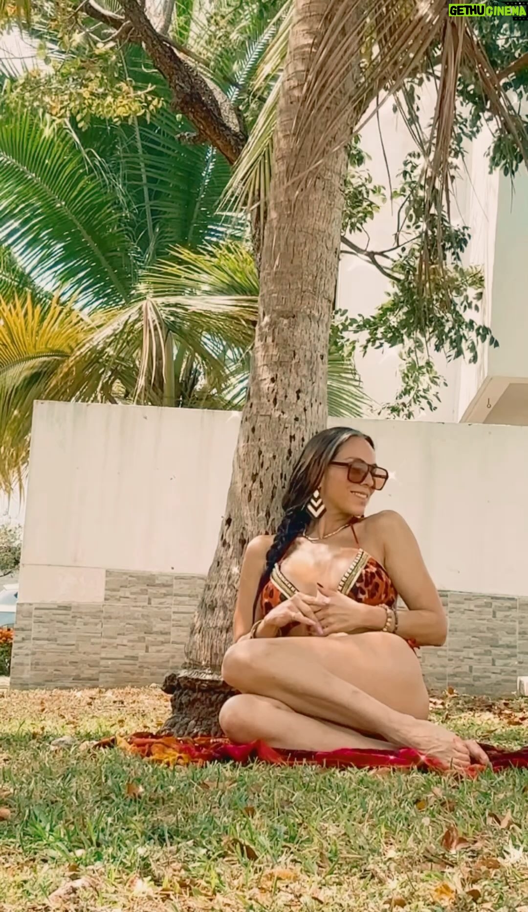 Ivonne Montero - 12K Likes - ✨🦋💞🦋✨
agradecida y bendecida por tantas bondades.. superada por tantas alegrías con la idea de un futuro, siempre brillante y feliz, al lado de las personas que quieran compartir y estar en mi vida.. y de la mano siempre de Papá Diosito que nos acompaña y nos protege.. ✨🦋🤲🏼🦋✨