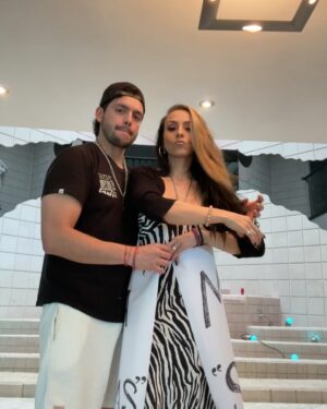 Ivonne Montero Instagram - Familiaaaaaa, que bonita historia ha sido esta canción, les dejamos unos detrás de cámaras pa celebrar los 50k en spotify de “Si Me Dejas” 🥹 
Sigan escuchándola, bailándola, disfrutándola ❤️‍🔥