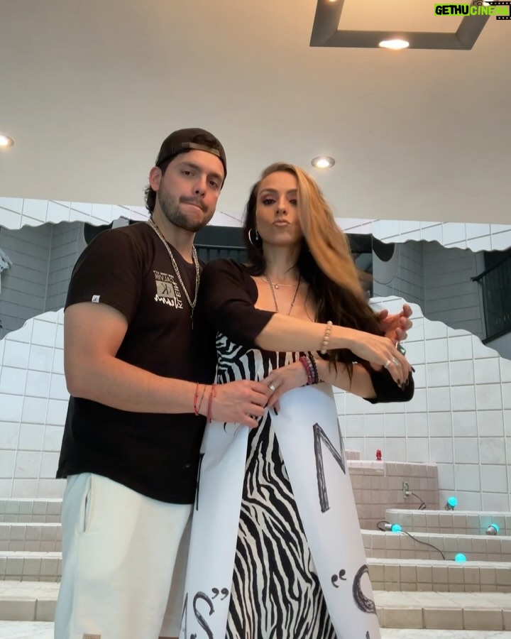 Ivonne Montero - 5.3K Likes - Familiaaaaaa, que bonita historia ha sido esta canción, les dejamos unos detrás de cámaras pa celebrar los 50k en spotify de “Si Me Dejas” 🥹
Sigan escuchándola, bailándola, disfrutándola ❤️🔥