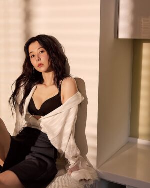 Ivy Shao Instagram - 總有些美好的時光，會在某些時刻突然想起，
此時嘴角會微微上揚，曾經的養分都幻化為力量。
@modemarie_tw