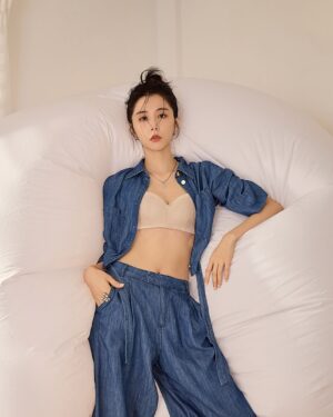 Ivy Shao Instagram - 總有些美好的時光，會在某些時刻突然想起，
此時嘴角會微微上揚，曾經的養分都幻化為力量。
@modemarie_tw