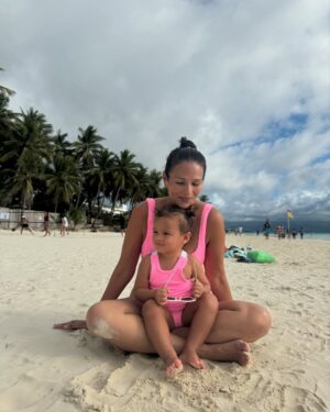 Iza Calzado Instagram - Just a couple of months ago I was twinning at the beach with my little girl. 💖👯‍♀️ and soon we’ll be heading to our next destination! ⛰️

Ps. Thank you Lolly @fridaywintle for Deia’s super cute @hunzag swimsuit and to @araw.theline for having the same colour in your store at the perfect time! ✨