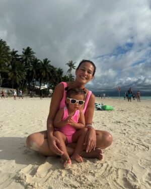 Iza Calzado Instagram - Just a couple of months ago I was twinning at the beach with my little girl. 💖👯‍♀️ and soon we’ll be heading to our next destination! ⛰️

Ps. Thank you Lolly @fridaywintle for Deia’s super cute @hunzag swimsuit and to @araw.theline for having the same colour in your store at the perfect time! ✨