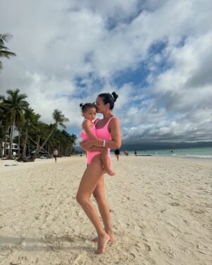 Iza Calzado Instagram - Just a couple of months ago I was twinning at the beach with my little girl. 💖👯‍♀️ and soon we’ll be heading to our next destination! ⛰️

Ps. Thank you Lolly @fridaywintle for Deia’s super cute @hunzag swimsuit and to @araw.theline for having the same colour in your store at the perfect time! ✨